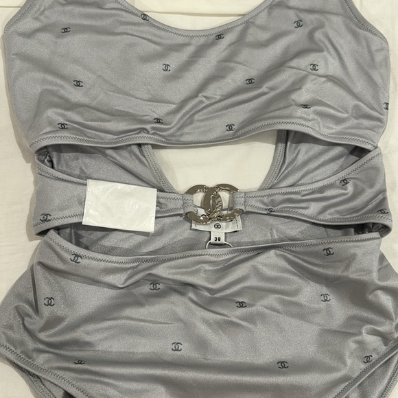 Chanel coco beach 24 swimsuit - Picture 2 of 8